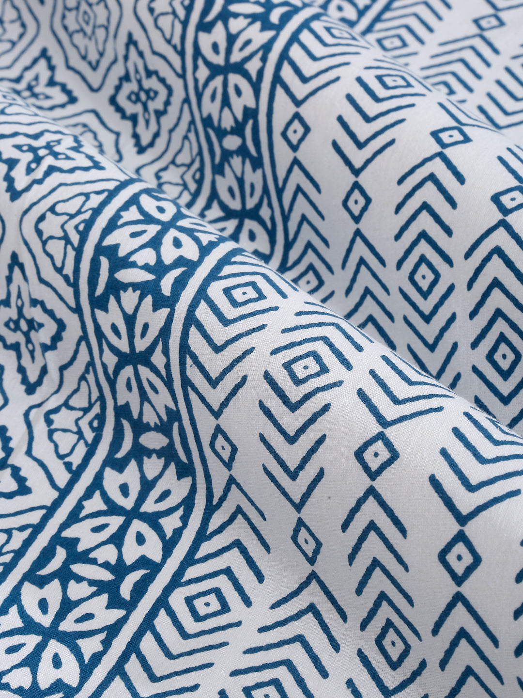 Rajasthan Decor White and Blue Cotton Geomatric Print King Bed sheet with 2 Pillow Covers