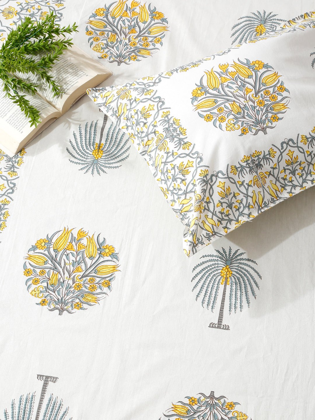 White Floral 180 TC King Bedsheet with 2 Pillow Covers