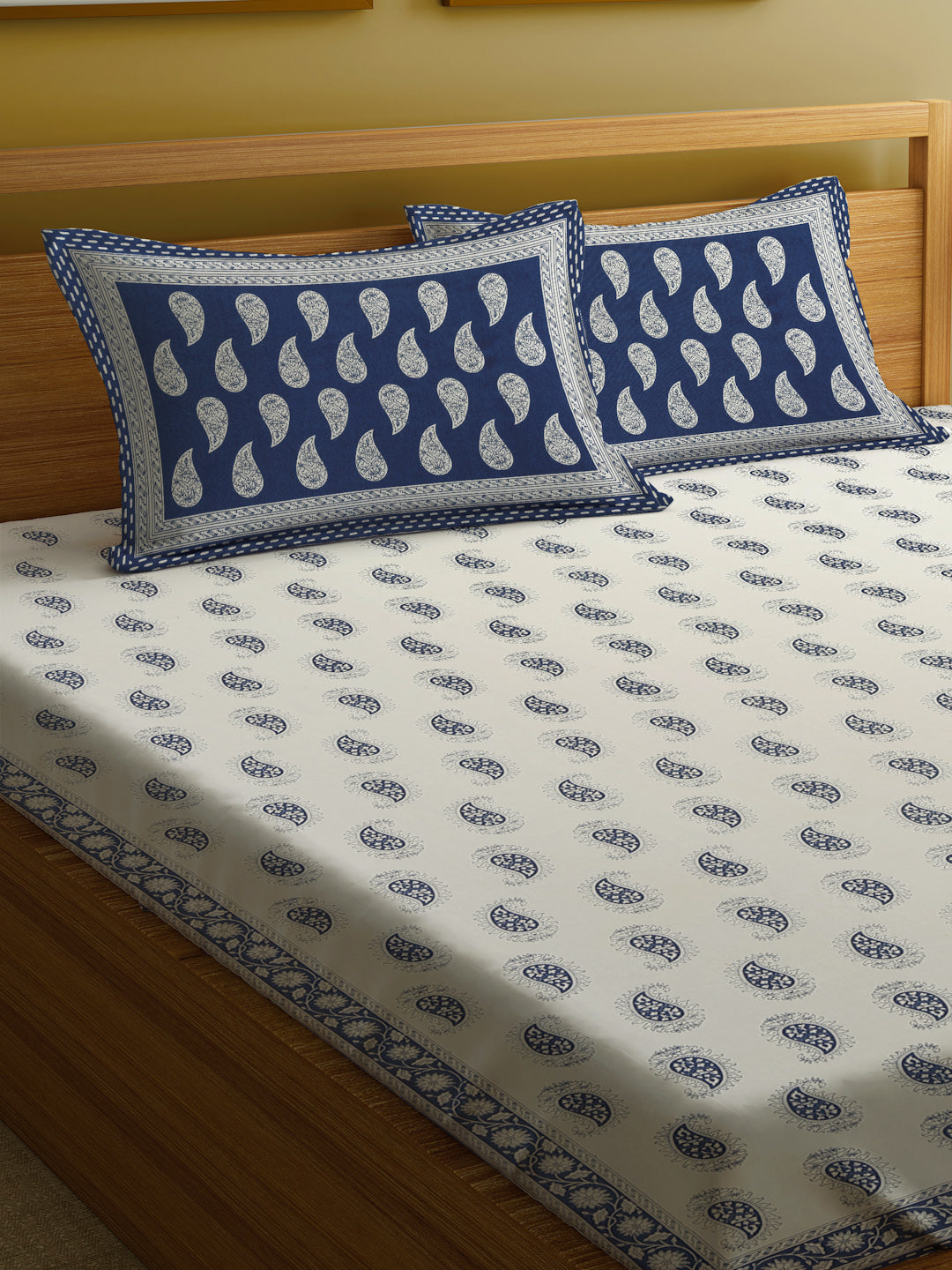 Cotton Paisley Print King Bed sheet with 2 Pillow Covers