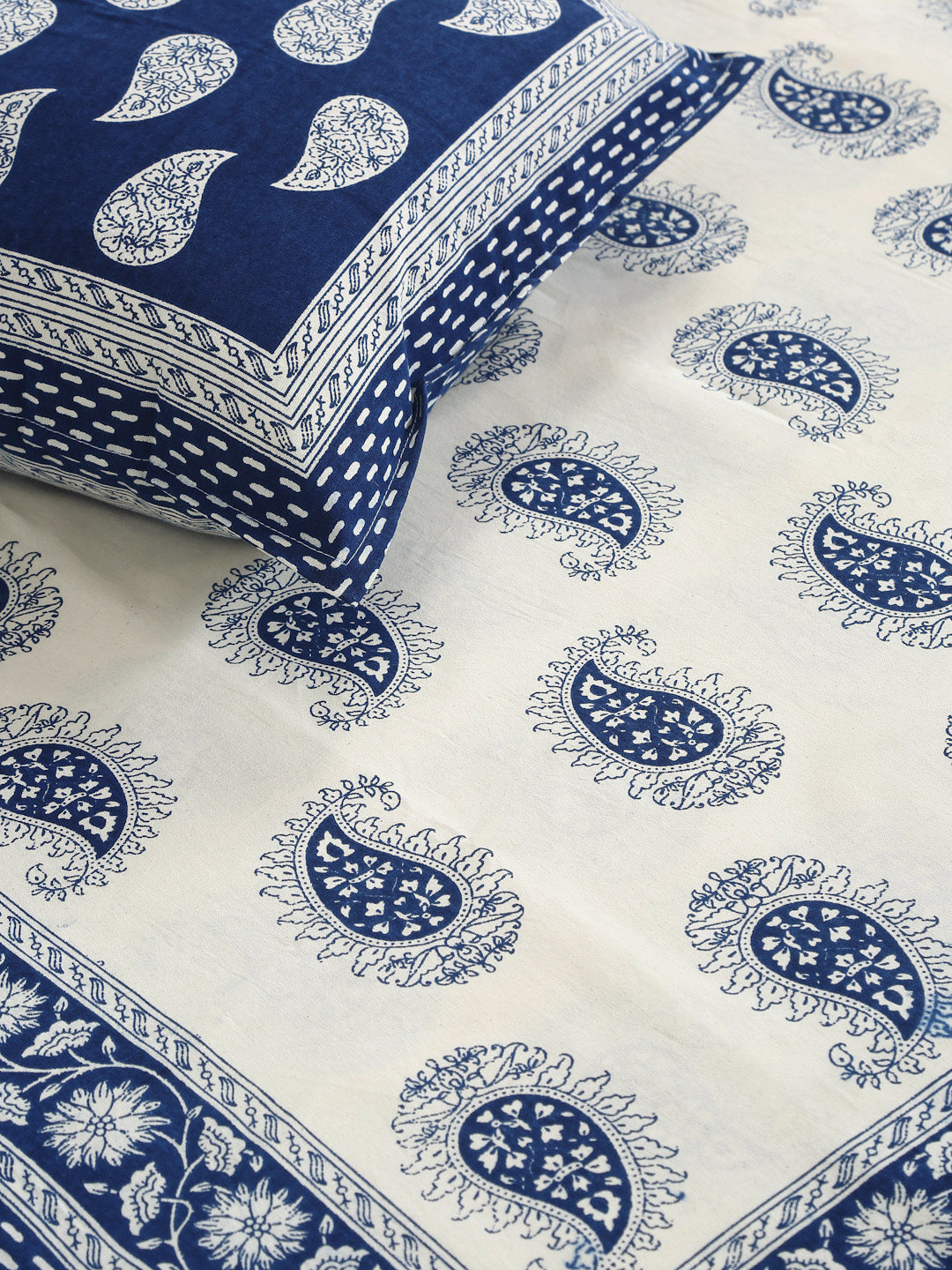 Cotton Paisley Print King Bed sheet with 2 Pillow Covers