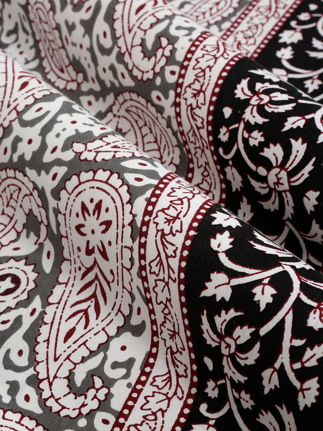 White and Grey Paisley Print 180 TC Cotton Double Bed sheet with 2 Pillow Covers