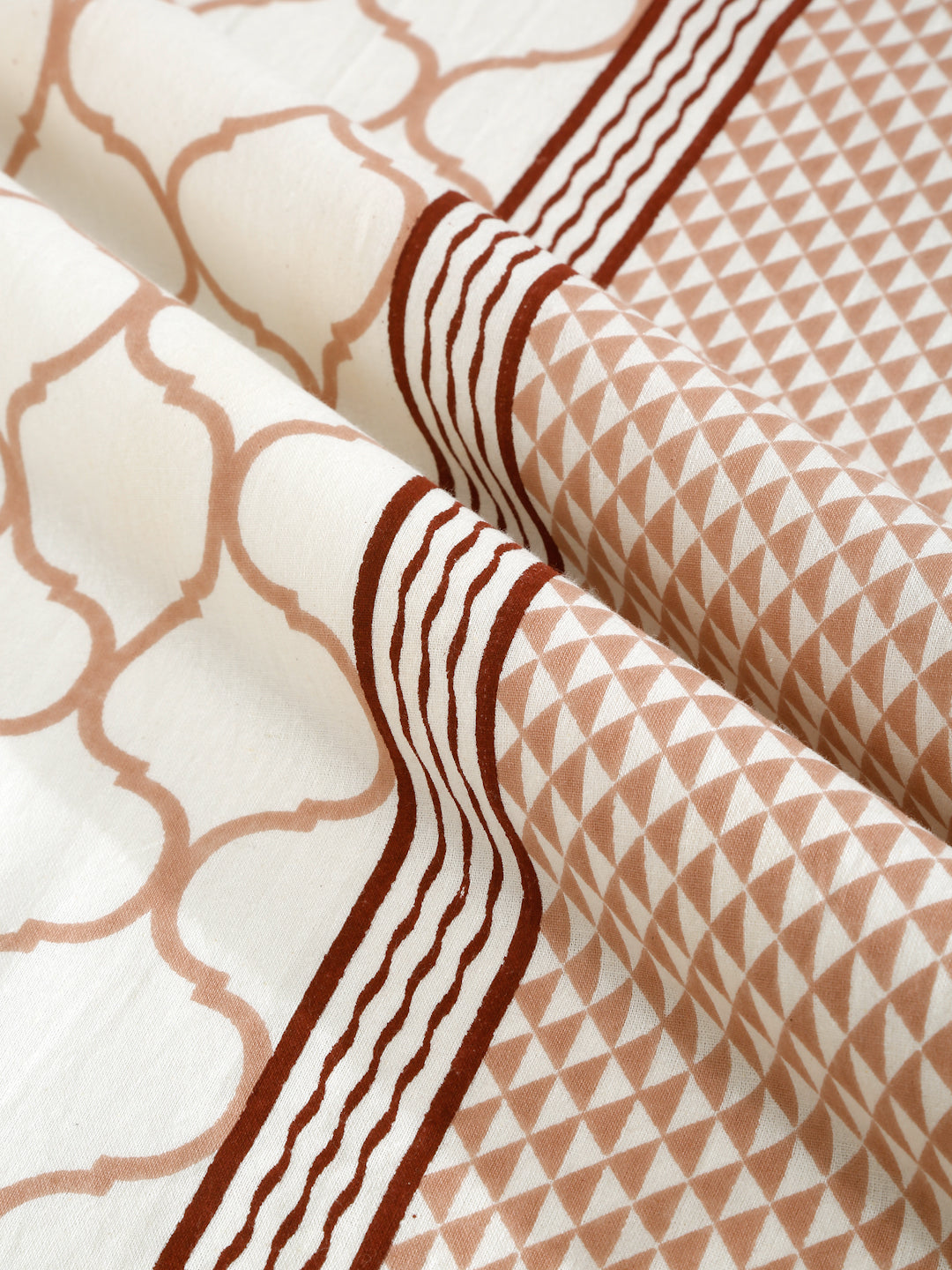 Rajasthan Decor White and Pink  Geometric  Print Cotton  King Bed sheet with 2 Pillow Covers