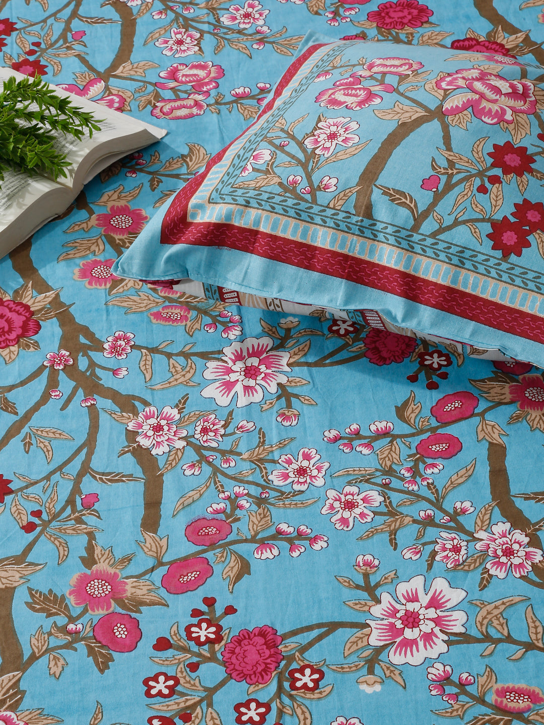 Blue Floral Print 180 TC Cotton King Bed sheet with 2 Pillow Covers